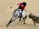Toureiro espanhol Pablo Hermoso enfrenta touro durante festival na praça de Cañaveralejo, em Cali, na Colômbia