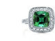 Ele também vai poder comprar mais de 15,3 mil anéis. Uma peça dessas tem diamantes redondos e uma turmalina verde. Ela custa aproximadamente R$ 15 mil