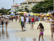 Mesmo sem sol forte, os banhistas em Florianópolis aproveitam o calor na praia dos Ingleses<br>