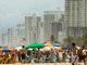 O calor registrado neste sábado (29) levou uma multidão de banhistas à praia da Guilhermina, na cidade de Praia Grande, no litoral sul de São Paulo&nbsp;
