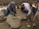 Arqueólogos escavam o túmulo de doze esqueletos de crianças e adultos em San Andres Cholula, próximo à Cidade do México. Os corpos teriam sido enterrados há cerca de 800 anos e foram descobertos durante as obras de instalação de um novo sistema de drenagem