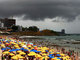 Em Salvador (BA), banhistas que lotavam a praia da Barra foram surpreendidos no final da manhã por uma tempestade neste domingo (30)