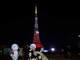 Japoneses tiraram fotos em frente à Torre de Tóquio 