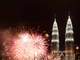 

A Malásia já comemora a chegada de 2013. Fogos de artifício explodem
em frente às Torres Gêmeas de Petronas na celebração da cidade de Kuala Lumpur

