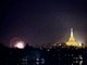 Em Yangon, capital de Mianmar, cerca de 50 mil pessoas se aglomeraram para celebrar a virada do ano nos arredores do suntuoso Pagode Shwedagon, maior templo budista do país