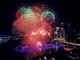 Em Cingapura, fogos de artifício dividiram a atenção com esferas brancas que flutuavam na baía, com desejos das pessoas para 2013