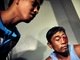 Homem aguarda atendimento com ferimentos no rosto em Manila