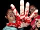 Homem procura por socorro com mãos banhadas de sangue em Manila