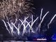 Fogos de artifício de uma festa no Museu Marítimo iluminam o céu de Amsterdã