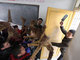

Estudantes praticam defesa pessoal com vassouras durante um
treinamento antiviolência na escola primária de Rugao, na China