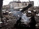 

Meninos palestinos tentam se aquecer com uma fogueira dentro
de uma casa destruída por um ataque aéreo israelense em Jabalya, região norte
da Faixa de Gaza 

