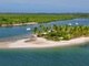 O resort fica na Península de Maraú, no sul do Estado, que fica entre o oceano Atlântico e a baía de Camamu. Há uma pista de pouso particular para os jatos dos hóspedes<br>