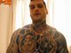 Popek Rak é um rapper polonês que, pelo que tudo indica, gosta mesmo de sentir dor. Recentemente, ele tentou carreira no MMA e, em três lutas, ganhou duas e perdeu uma, mas não deve ter sentido muita dor e, assim, não ficou contente
