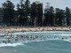 Australianos
e turistas se refrescam no mar da praia de Manly, em Sydney. As autoridades alertaram
que New South Wales corre o risco
de ter o maior número de incêndios da
história, já que as temperaturas estão na casa dos 40°C
nesta terça-feira (8)
