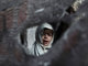 

Atrás de uma cortina improvisada como porta, na entrada de uma
casa, menina é fotografada chorando em uma favela de Islamabad, no Paquistão