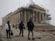

Bravos turistas encaram uma tempestade de neve no topo da Acrópole
de Atenas, em frente ao templo de Parthenon, na Grécia 

