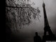 "Um sombrio dia de inverno acabou sendo uma vantagem para criar esse clima estranho em torno da Torre Eiffel", diz Indra Swari Wonowidjojo