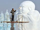 

Homem pule uma escultura de neve como preparação para o Shenyang
International Ice e Festival de Neve na Província de Liaoning, na China

