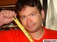 <b><a href="http://noticias.r7.com/esquisitices/fotos/conheca-o-dono-do-maior-penis-do-mundo-24122012">Jonah Falcon é o dono do maior pênis do mundo</a></b>.&nbsp;O órgão dele mede 22,89 cm flácido e 34,29 cm ereto. Sabia que, no ano passado, ele quase foi preso em um aeroporto porque as autoridades pensaram que ele carregava uma ARMA dentro das calças? Pois clique <b><a href="http://noticias.r7.com/esquisitices/noticias/maior-penis-do-mundo-causa-panico-em-aeroporto-20120717.html?question=0">AQUI </a></b>e saiba