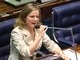 Eleita senadora, ela era sempre vista na Casa com os terninhos claros e sapatos de salto baixo. O colar de pérolas rente ao pescoço, usado muito no Senado, acompanha Gleisi até hoje