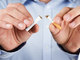 O primeiro passo&nbsp;para abandonar o vício é estar
consciente de que o cigarro faz mal à saúde. Com isso em mente, a especialista aconselha "escolher um dia
para parar de fumar de uma só vez", de preferência em uma época do ano que não
seja muito tumultuada para evitar recaídas<br>