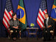 Para
reunião com o presidente dos EUA, Barack Obama, em Nova York, Dilma
usou uma calça preta básica um terninho, sempre de de mangas curtas. A renda nos ombros faz a diferença nesse modelo