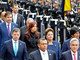 Ao
lado de outros chefes de Estado, a presidenta Dilma Rousseff chega para a posse
do presidente do Peru, Ollanta Humala. Para a cerimônia, ela escolheu um <i>tailleur</i> azul marinho