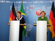 

Para o encontro com a chanceler alemã, Angela
Merkel, Dilma Rousseff usou um terninho clássico. As mangas curtas são marca registrada da presidente. O detalhe branco na gola compõe o visual com o colar de pérolas

