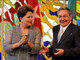 Dilma Rousseff viaja para São Julião, no Piauí, nesta sexta-feira (18). Apesar de a viagem ser doméstica, a presidente está acostumada a visitar outros países e sempre se veste muito bem para os compromissos oficiais. Ela apostou na renda com tons sóbrios
para encontrar o presidente de Cuba, Raúl
Castro, em sua primeira viagem oficial à Cuba, em janeiro de 2012