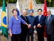 Durante
a reunião dos Chefes de Estado e de Governo dos BRICS (Brasil, Rússia, Índia,
China e África do Sul), Dilma Rousseff optou por uma camisa lilás com detalhes
bordados nos botões. O corte do modelo não favoreceu a silhueta da presidente