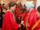 

Com uma toga vermelha com detalhes dourados, Dilma
Rousseff recebeu o título de Doutora Honoris Causa na Universidade de Délhi, na
Índia, em março de 2012