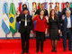 Modelo preferido da presidente, o terninho foi a escolha de Dilma para reunião da cúpula extraordinária de Chefes de
Estado da Unasul, na Argentina. O vermelho, cor do PT, é predominante no
modelo. Para combinar os detalhes em preto, a presidente optou por uma calça da
mesma cor