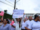 Após o início da manifestação, o grupo, de aproximadamente <a href="http://noticias.r7.com/sao-paulo/moradores-pedem-paz-e-justica-em-bairro-onde-gravida-foi-baleada-10012013">200 pessoas, fez um minuto de silêncio</a> pela morte cerebral de Daniela, decretada nesta quinta-feira. <a href="http://noticias.r7.com/sao-paulo/moradores-pedem-paz-e-justica-em-bairro-onde-gravida-foi-baleada-10012013">A manifestação seguiu também pelas ruas do bairro, levando faixas, usando apitos e batendo panelas</a>