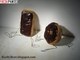 A rosquinha e o biscoito estão lambuzados de chocolate e... olha que fofo: ainda estão de mãos dadas!
