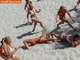 Durante o jogo, não tem essa de frescura feminina. Elas se jogam mesmo na areia!