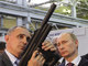 A Rússia também possui um grande número de armas nas mãos dos cidadãos: são 12,7 milhões. A proporção é de nove armas para cada 100 habitantes. Na imagem ao lado, o presidente russo, Vladimir Putin,&nbsp;inspeciona uma das fábricas de armamentos do país