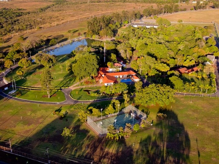 A Granja do Torto é uma das residências oficiais da Presidência da República. É considerada uma 'casa de campo' para os presidentes e tem 37 hectares, o equivalente a 370 mil metros quadrados. Uma casa grande no Lago Sul, área nobre de Brasília, tem cerca de 800 
metros quadrados a 1.000 metros quadrados. Com 37 hectares, a Granja do 
Torto tem o tamanho equivalente a 370 casas grandes na região