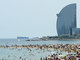 Para aqueles viajantes indecisos que não conseguem escolher se vão passar as férias descansando na praia ou agitando na cidade grande, a revista Lonely Planet indica dez cidades litorâneas incríveis. Para abrir a lista, a badalada Barcelona, na Espanha. Repleta de restaurantes, bares, museus e parques, Barcelona também tem praias ensolaradas e disputadas