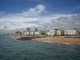 Brighton, na Inglaterra, fica a uma hora de Londres e é uma cidade cosmopolita com espírito boêmio. A praia não tem areia, e sim seixos — o que não impede a diversão