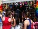 <a href="http://entretenimento.r7.com/carnaval-2013/comeca-a-venda-de-ingressos-para-carnaval-de-sp-15012013">O preço dos ingressos varia bastante</a>. Quem for assistir os desfiles do Grupo Especial pode pagar entre R$ 80 e R$ 165 na arquibancada