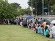 A venda dos ingressos no sambódromo acontece de segunda a sábado, a partir das 11h. Além de uma imensa fila, os paulistanos enfrentaram garoa para comprar o ingresso