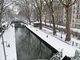 Canal Saint Michel, em Paris, amanheceu coberto de neve neste domingo (20)