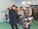 Fotografia distribuída pelo governo norte-coreano mostra o jovem líder Kim Jong-Un visitando as instalações de um hospital em construção