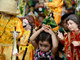 Devotos católicos carregam estátuas do menino Jesus durante festival de Santo Nino em Manila, nas Filipinas