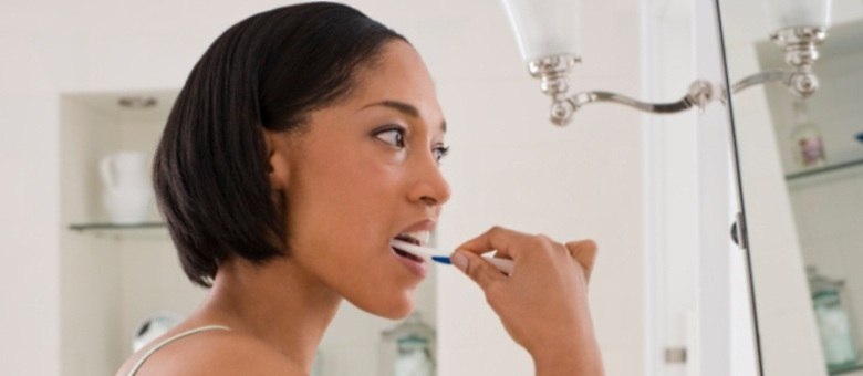 Pesquisa diz que pastas de dente que prometem sorriso branco quase não fazem diferença