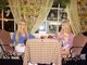 Viu? Essa é Olga Oleynik, irmã de criação de Lukyanova e sua melhor amiga e confidente. Quer apostar que as duas estão fazendo fofoca sobre&nbsp;<a href="http://noticias.r7.com/esquisitices/fotos/blogueira-britanica-se-irrita-com-barbie-humana-22012013">Lhouraii Onawah</a>, a MariMoon da Inglaterra?