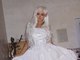 O teste com o vestido branco deve ter refletido tanto no flash da câmera que Lukyanova desistiu rapidinho