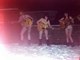 Os amigos resolveram tocar uma música no quintal coberto de neve. Ao menos os violões estão protegendo as partes do frio, né?