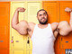 <a href="http://noticias.r7.com/esquisitices/fotos/popeye-humano-prova-que-seus-musculos-sao-reais-29102012">Moustafa "Big Mo" Ismail</a> causou a maior polêmica quando exibiu ao mundo esses bíceps monstruosos. Ele estava cotado para uma vaga no Guinness — Livro dos Recordes, mas a discussão a respeito da legitimidade de seus músculos adiou seus planos (veja <a href="http://noticias.r7.com/esquisitices/fotos/popeye-humano-prova-que-seus-musculos-sao-reais-29102012">aqui</a>). Mesmo assim, o site americano Fark resolveu manter o cara vivo na memória e pediu aos internautas que modificassem a foto de Big Mo com o Photoshop. Esta foi a foto que deu origem à série