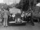  O presidente da República Juscelino Kubitschek deixa o Palácio do Catete, em abril de 1960, dentro do Rolls-Royce. No trajeto da antiga sede 
de governo até a recém inaugurada Brasília, o presidente fora abordado por diversas pessoas em sua despedida da cidade